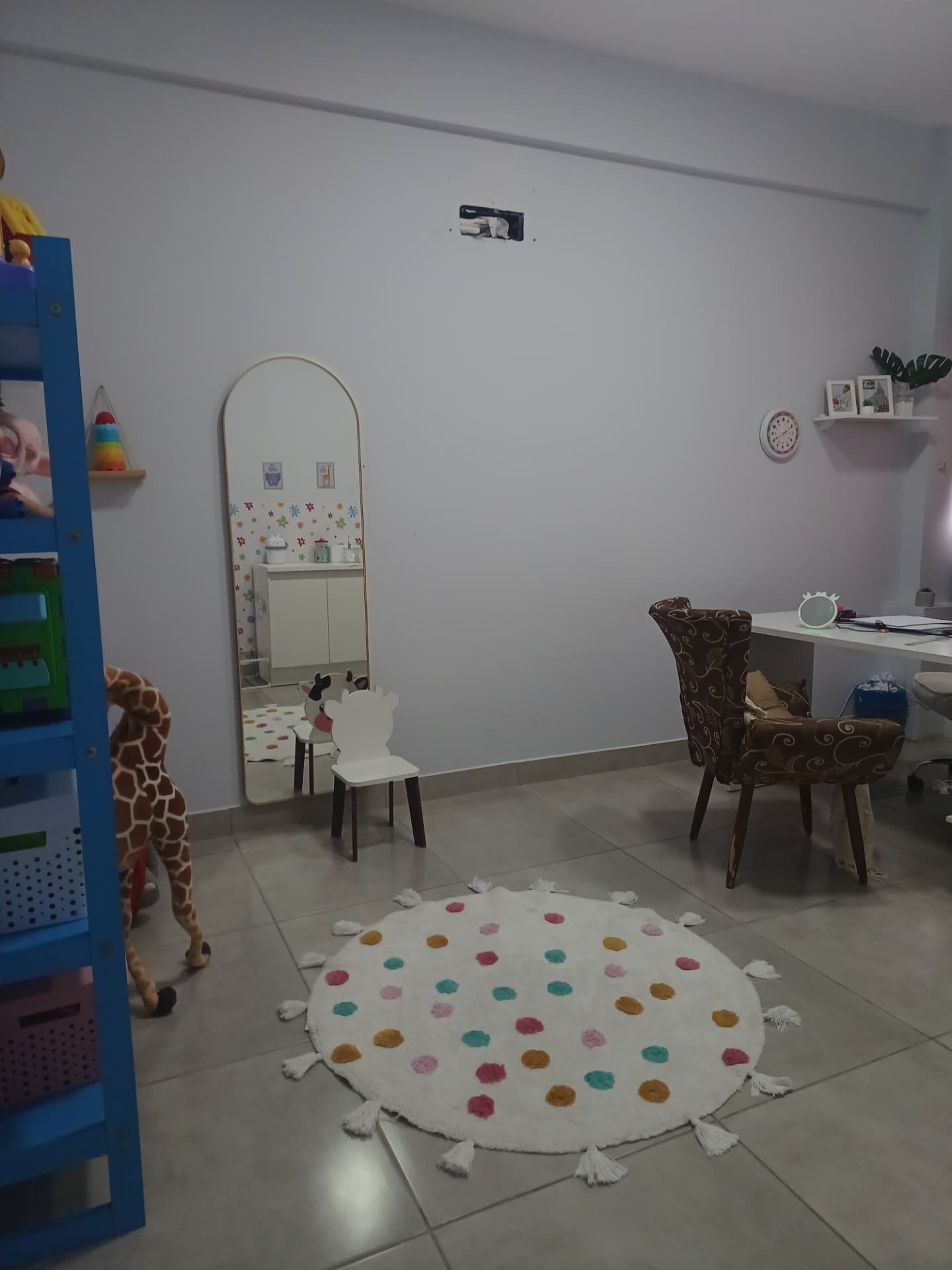 Consultório 2 do Espaço Encantado Pietro com brinquedos, espelho e tapete colorido