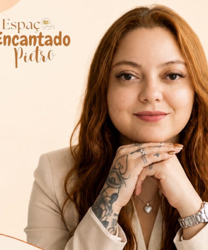 Retrato profissional de Pâmela Papadópulos, psicóloga e pedagoga