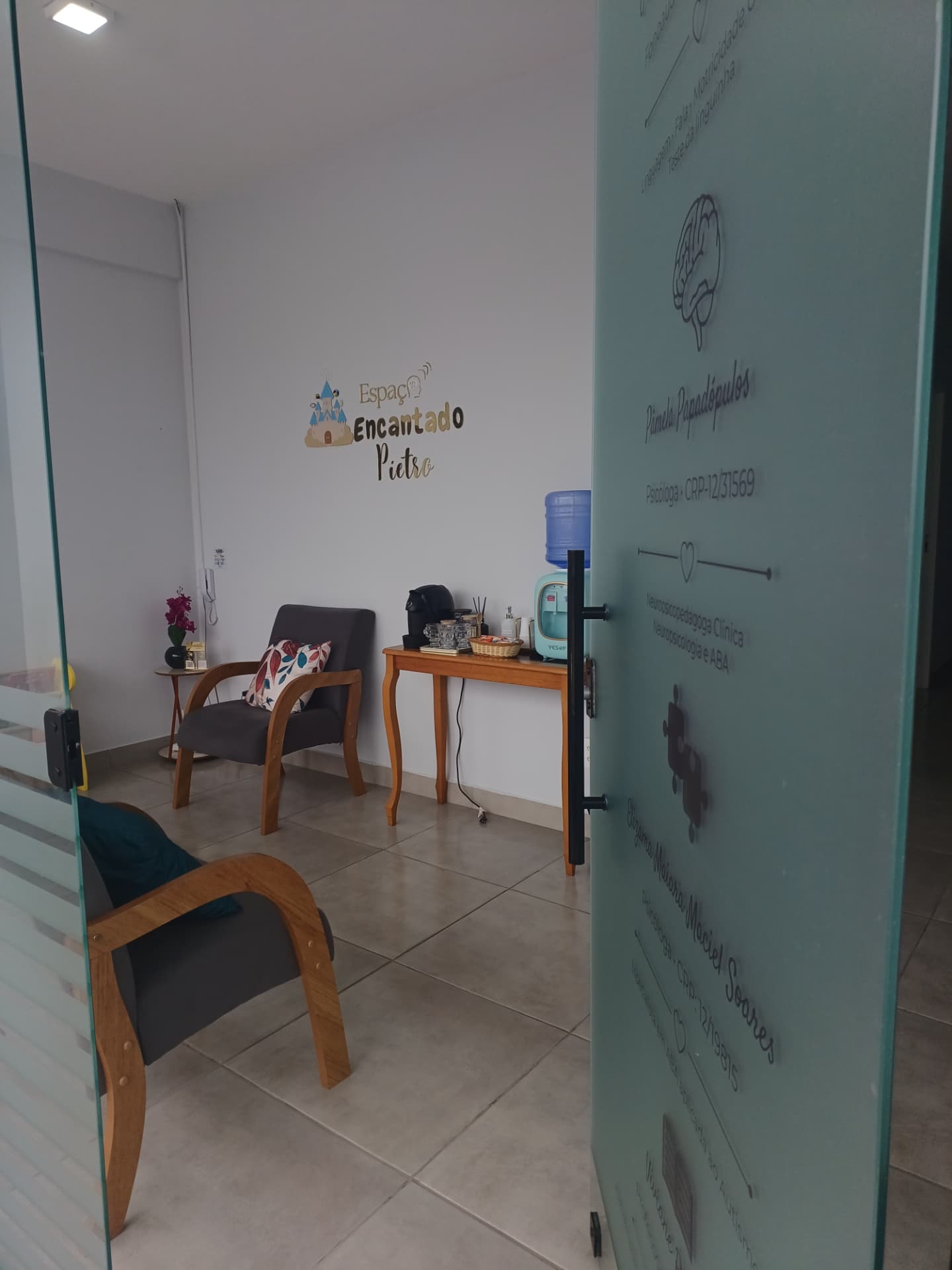 Entrada de vidro do Espaço Encantado Pietro com vista para a recepção