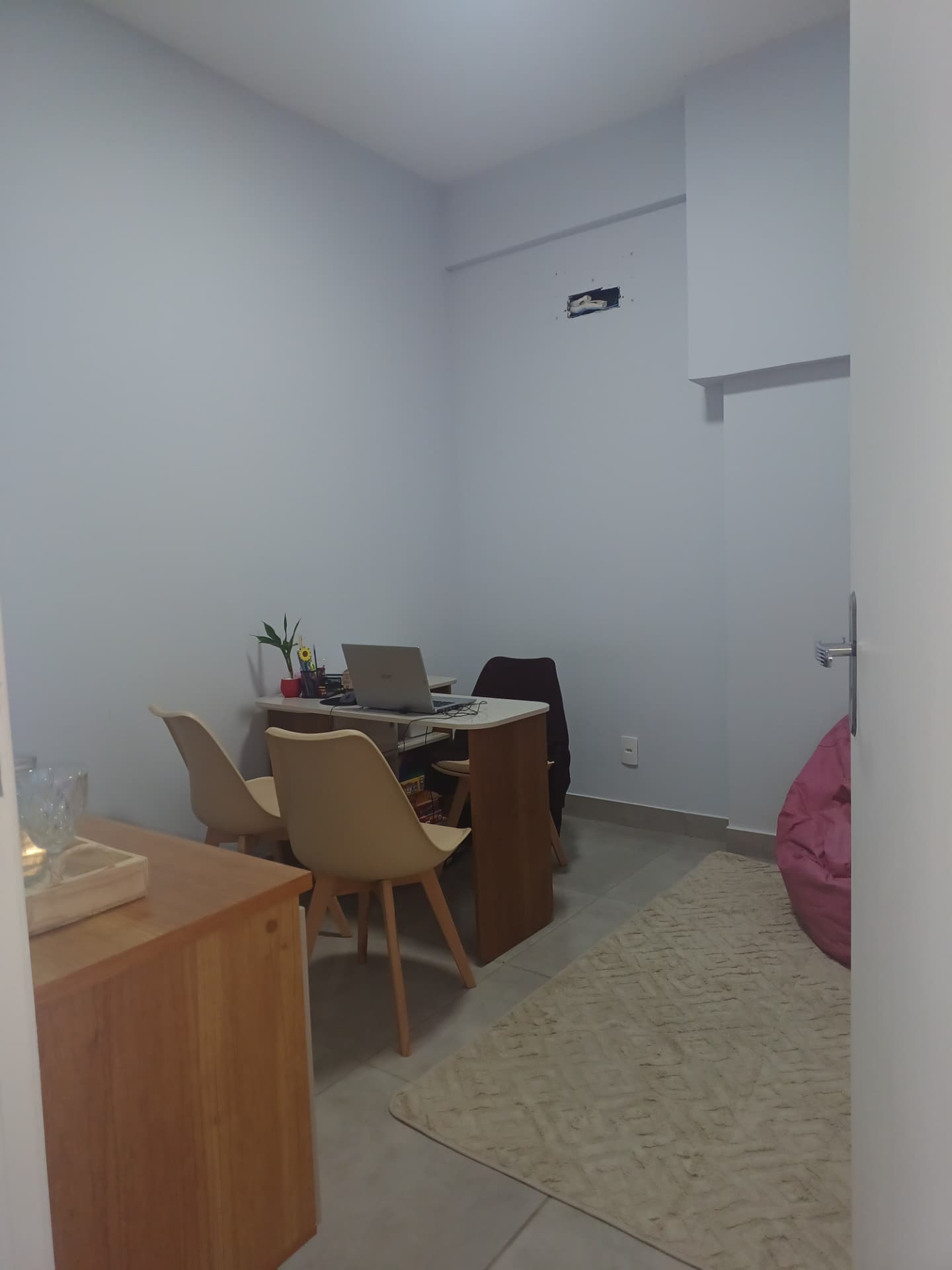 Consultório 1 do Espaço Encantado Pietro com mesa, cadeiras e tapete